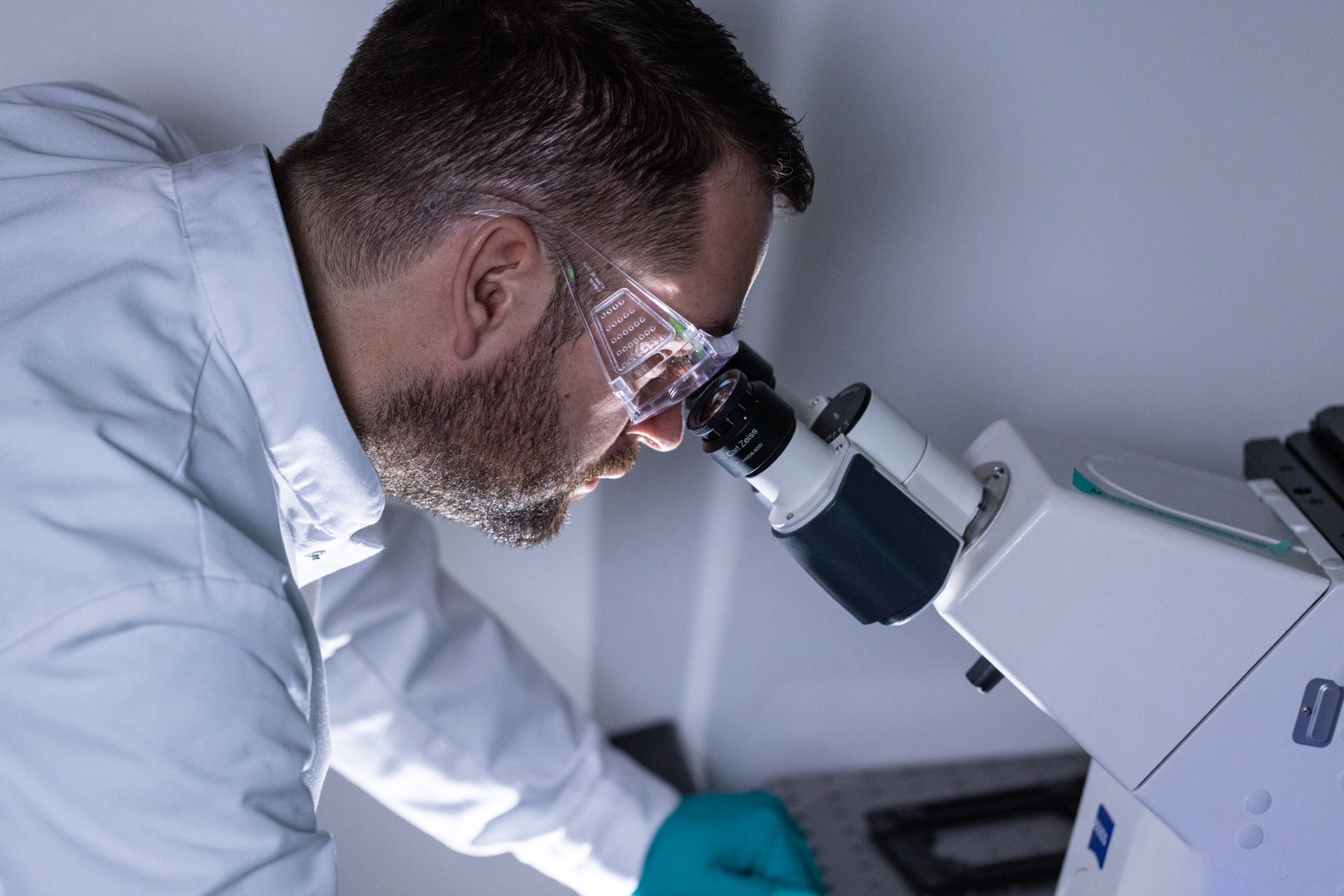 A researcher at the microscope in the Arivin laboratory